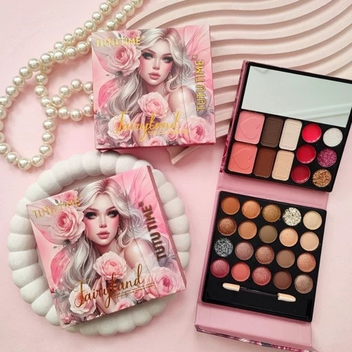 پالت سایه چشم داخل کیف همه کاره همراه با سایه ابرو و رژ لب و رژگونه و هایلایتر و گلیتر